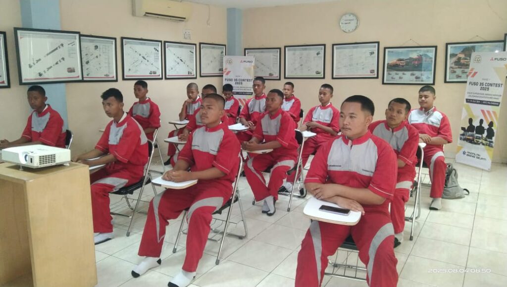 Kelompok 15 siswa jurusan otomotif SMKN 1 Indralaya Utara siap mengikuti pelatihan MSTEP 1 di MRTC Mitsubishi Palembang.