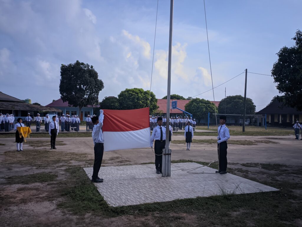 Pasukan Paskibra SMKN 1 Indralaya Utara dengan gagah menjalankan tugas pengibaran bendera pada Upacara HUT RI ke-80.