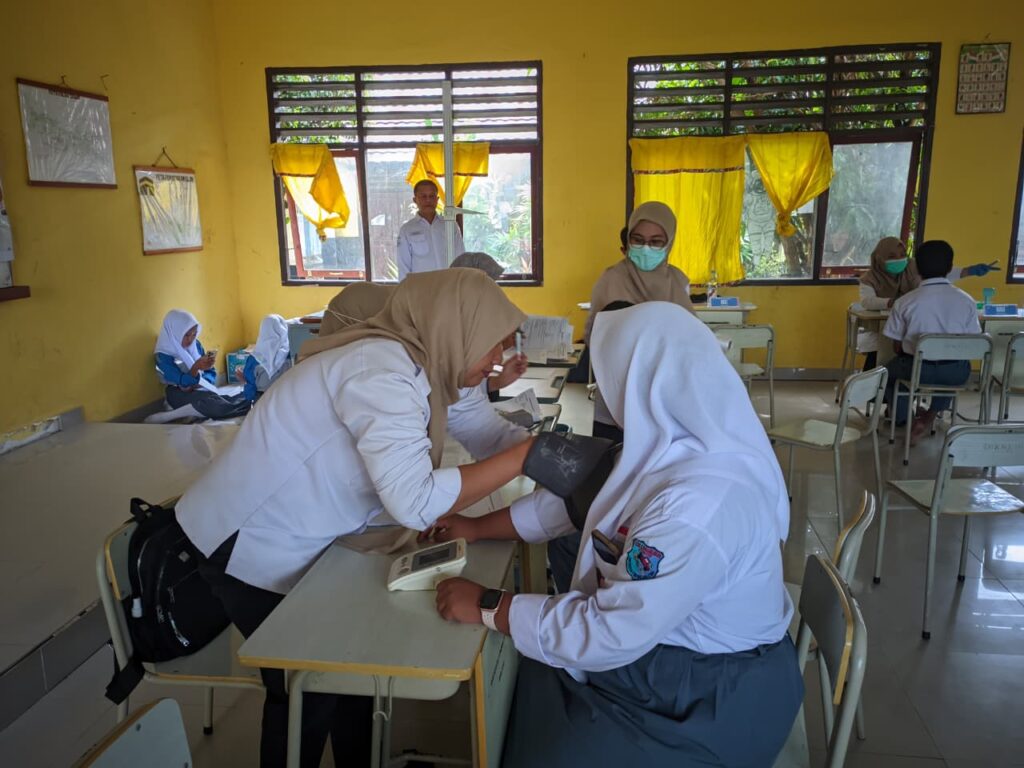 Program cek kesehatan gratis berkelanjutan untuk siswa SMKN 1 Indralaya Utara hasil kerja sama dengan Puskesmas Simpang Timbangan.