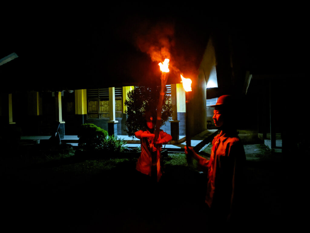 Suasana upacara api unggun pada kegiatan Perkemahan Jumat Sabtu (PERJUSA) Pramuka SMKN 1 Indralaya Utara 2025.