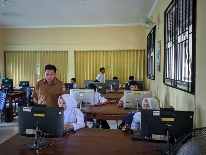 Suasana pelaksanaan Gladi Tes Kompetensi Akademik (TKA) 2025 untuk siswa kelas XII di SMKN 1 Indralaya Utara.