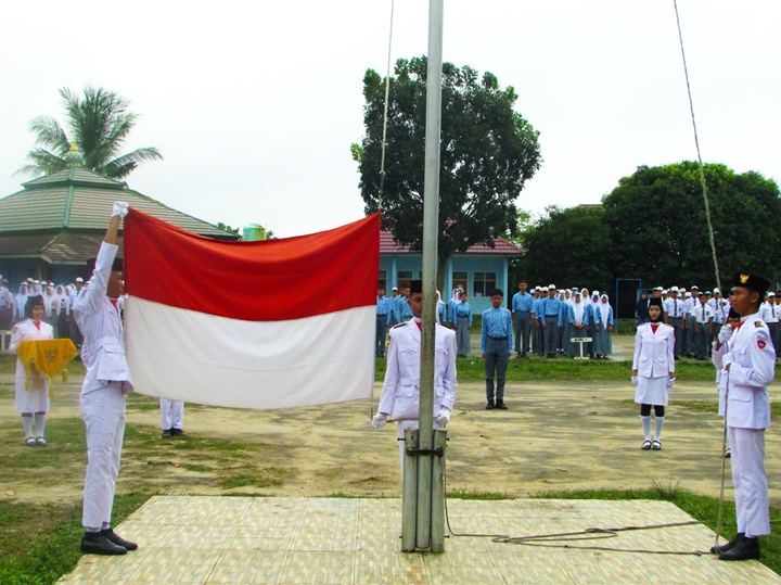 Sivitas akademika SMKN 1 Indralaya Utara melaksanakan upacara Hari Sumpah Pemuda 2025 dengan khidmat